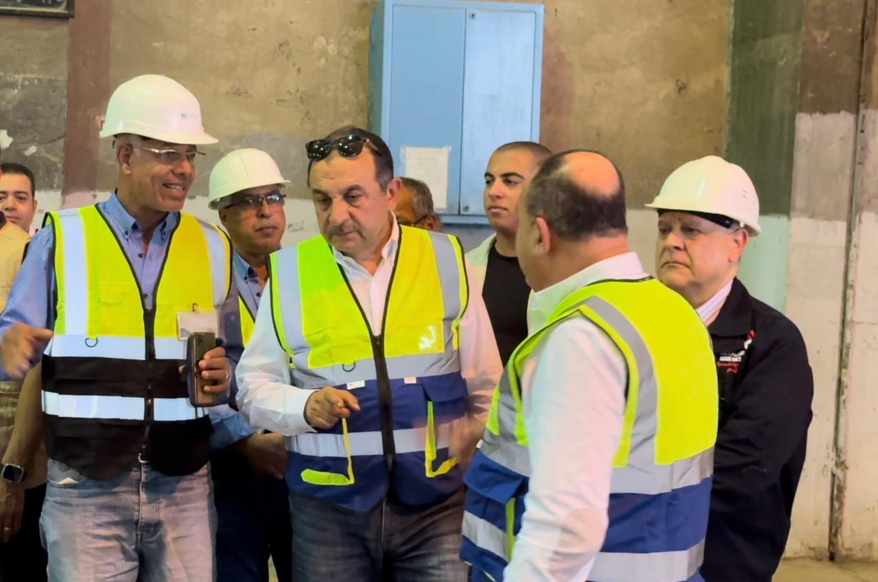 وزير قطاع الأعمال يتفقد شركة النصر لصناعة المواسير الصلب
