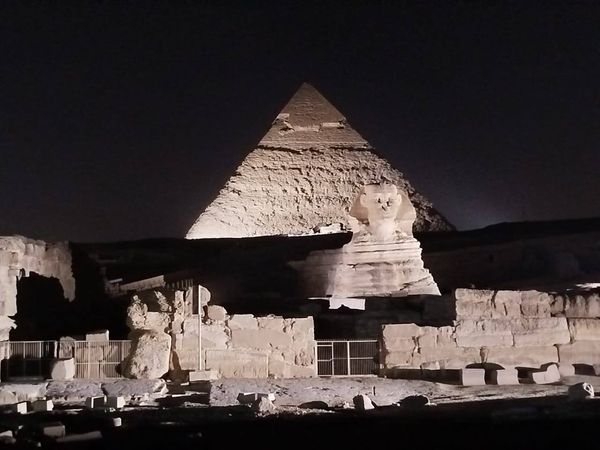 إضاءة أهرامات الجيزة وتمثال أبوالهول بسبب يوم السياحة العالمي