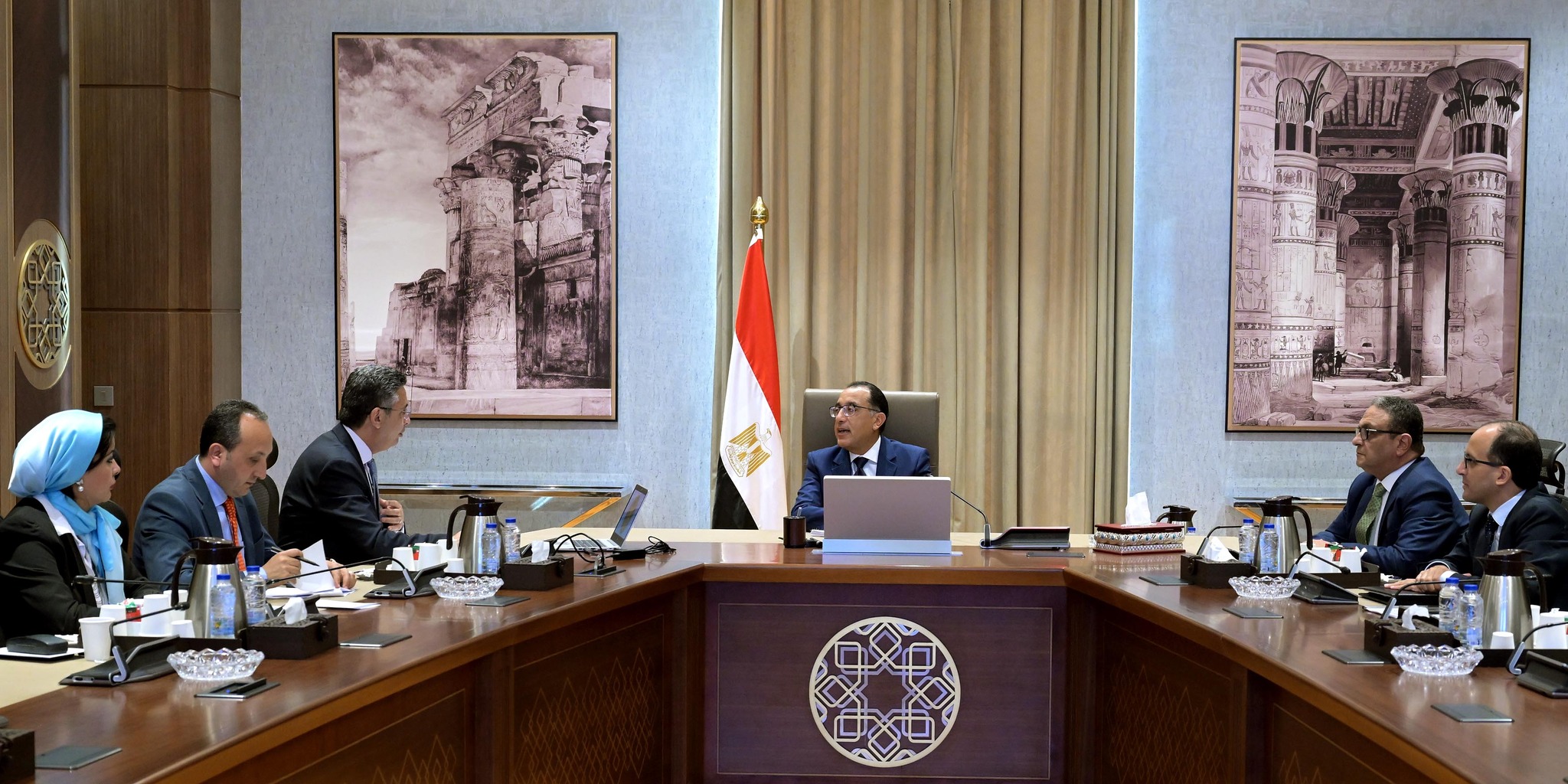 رئيس الوزراء يتابع موقف توافر السلع في الأسواق