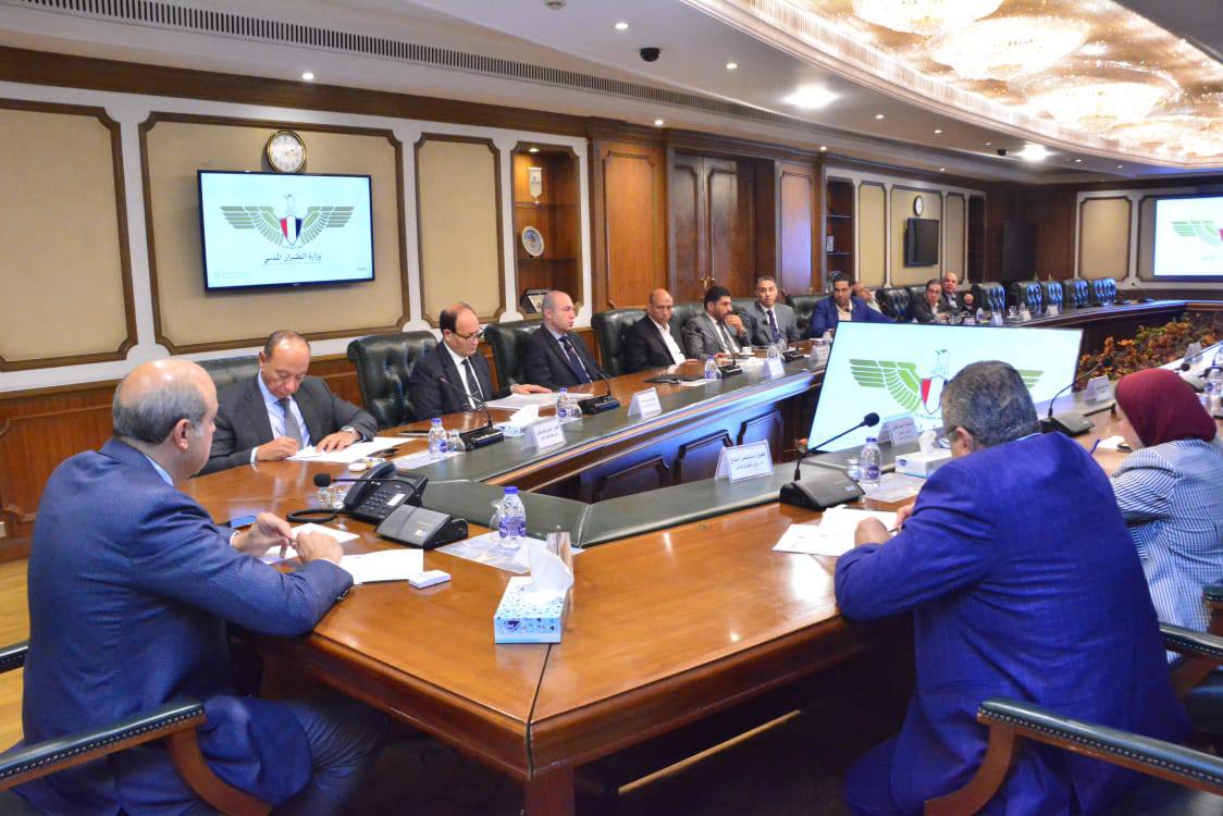 وزير الطيران يلتقي بعدد من مسئولى شركات البالون الطائر