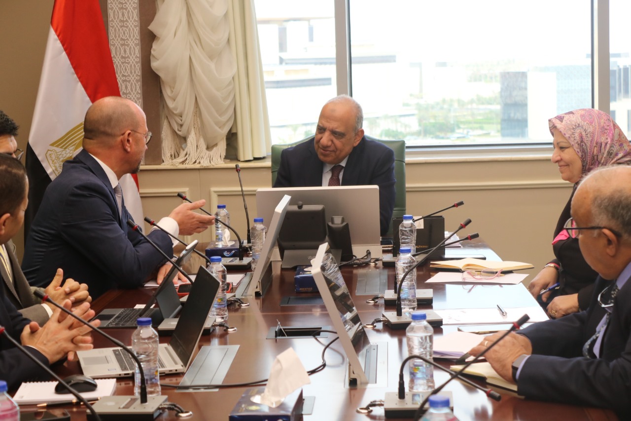 وزير الكهرباء والطاقة المتجددة في اجتماع مع سيمنس انيرجى