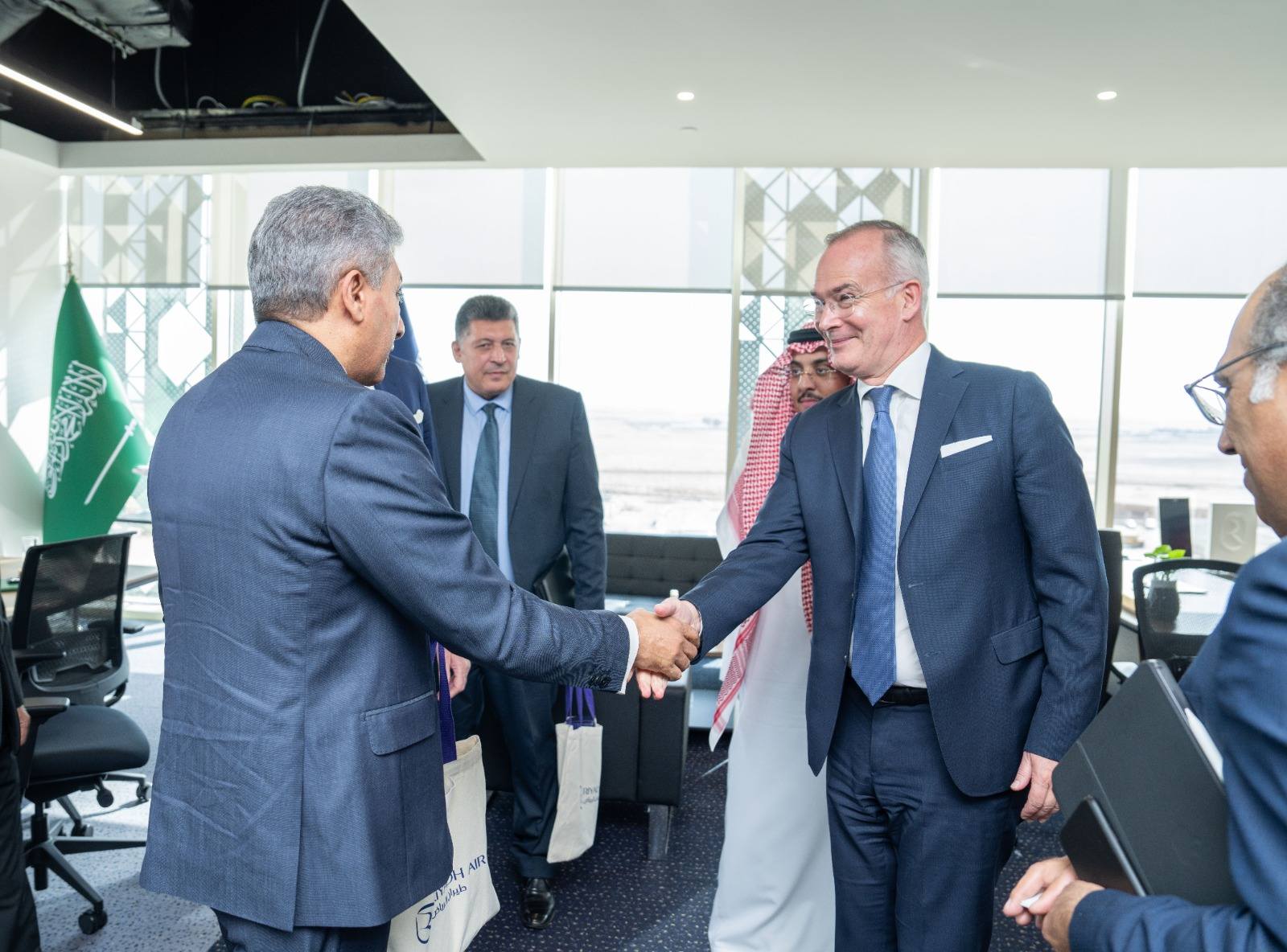 وزير السياحة يعقد لقاءات مع مسئولي شركات الطيران السعودية