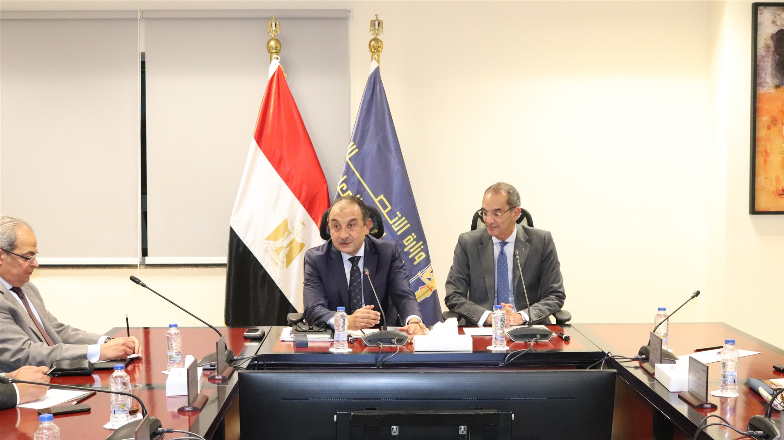 وزير الاتصالات في اجتماع مع وزير قطاع الأعمال
