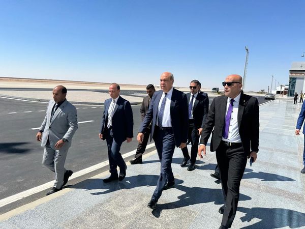 وزير الطيران المدني يقوم بجولة تفقدية لمطار العلمين الدولي