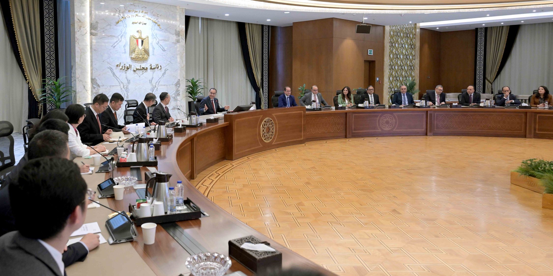 رئيس الوزراء مع رئيس الهيئة الوطنية الصينية للتنظيم المالي