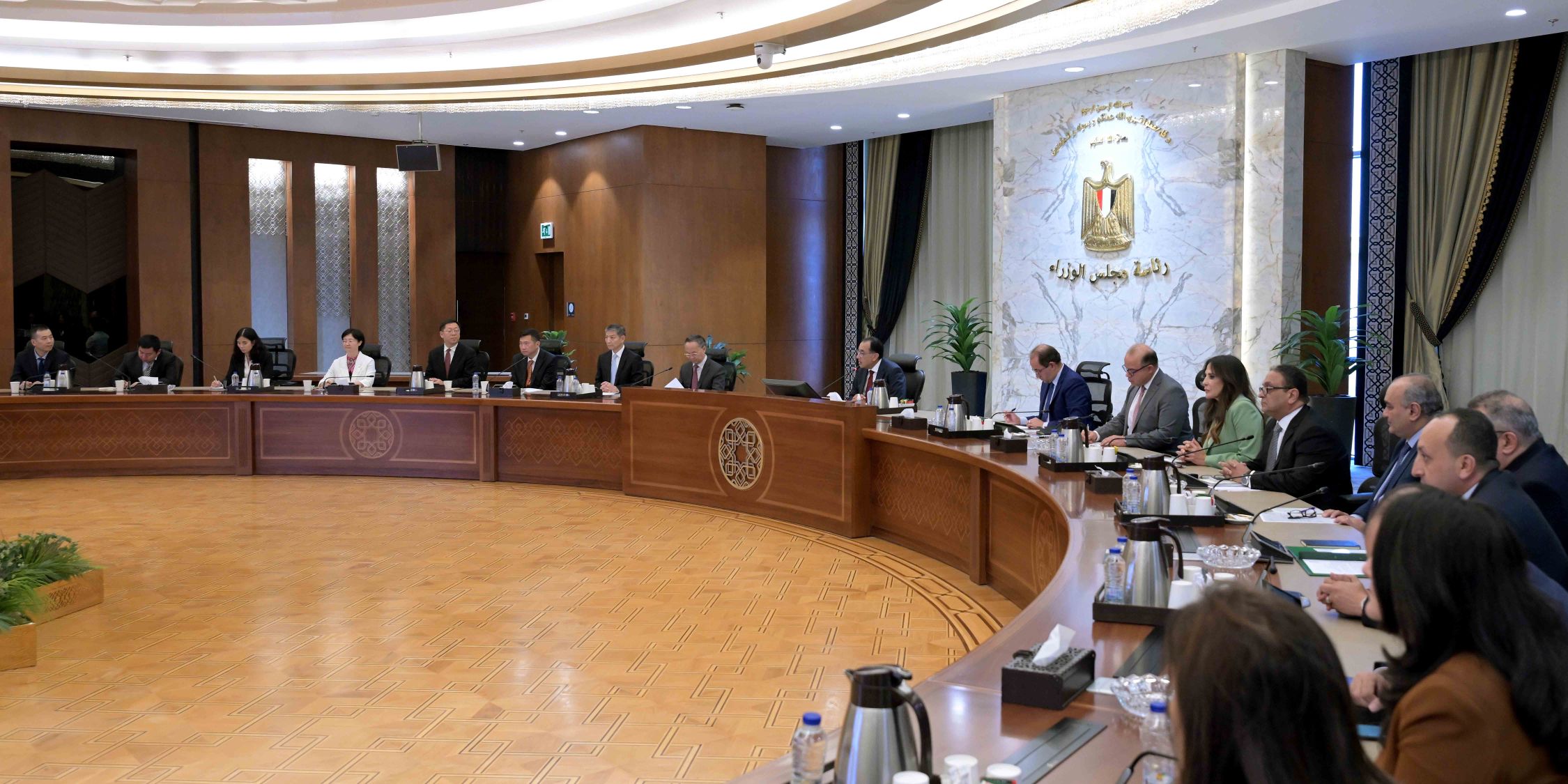 رئيس الوزراء مع رئيس الهيئة الوطنية الصينية للتنظيم المالي