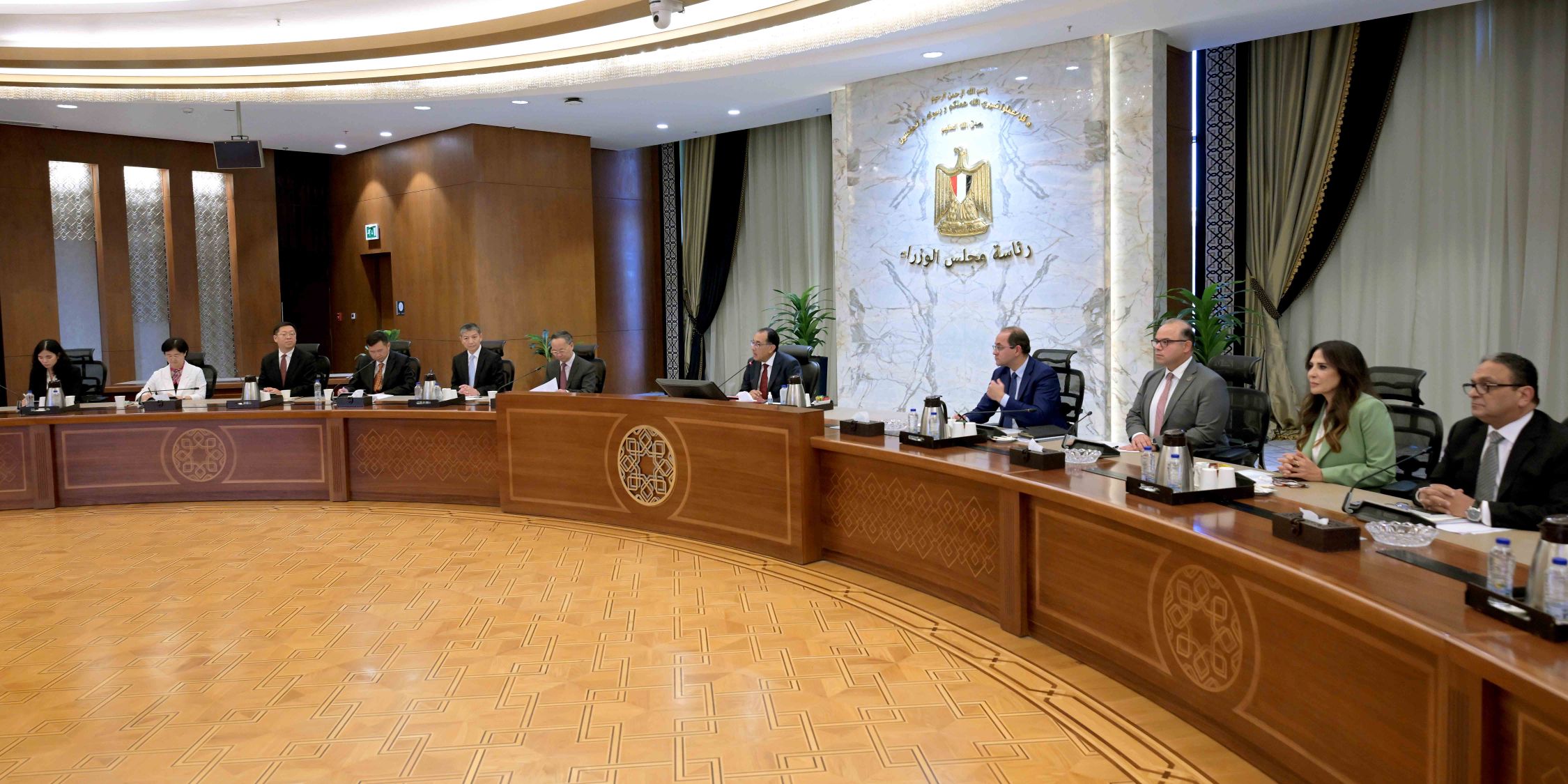 رئيس الوزراء مع رئيس الهيئة الوطنية الصينية للتنظيم المالي