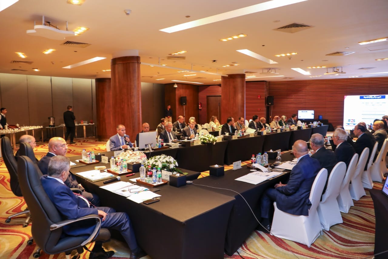 الوزير يترأس اجتماع شركة المجموعة المصرية للمحطات