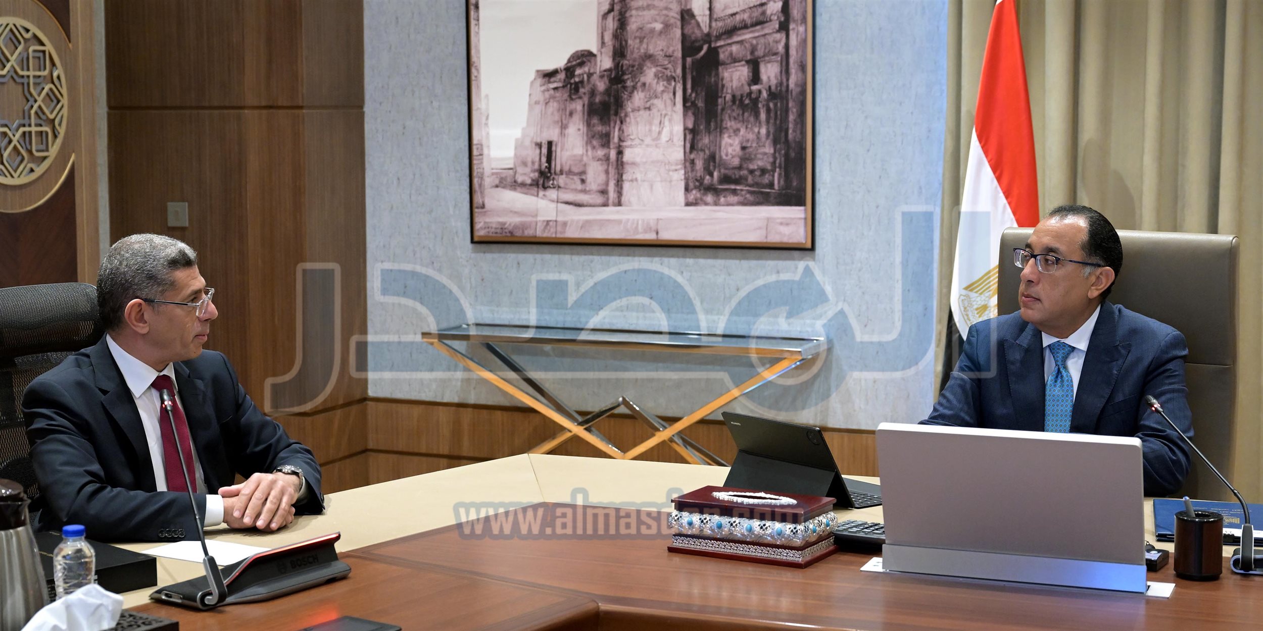 رئيس الوزراء في اجتماع مع الرئيس التنفيذي لوكالة الفضاء المصرية