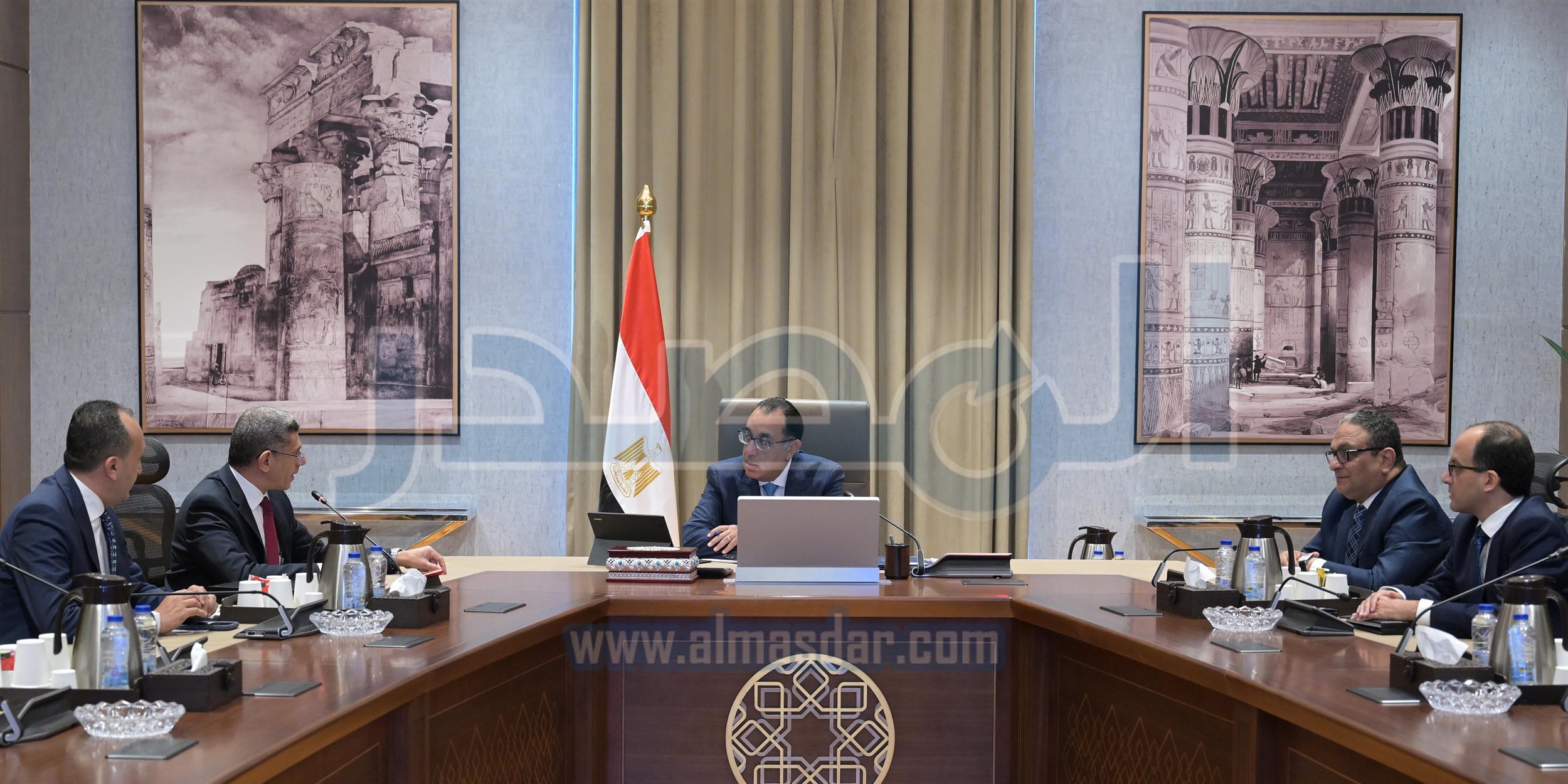 رئيس الوزراء في اجتماع مع الرئيس التنفيذي لوكالة الفضاء المصرية