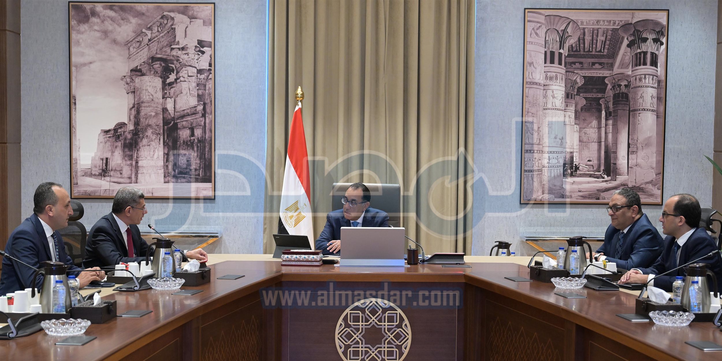رئيس الوزراء في اجتماع مع الرئيس التنفيذي لوكالة الفضاء المصرية
