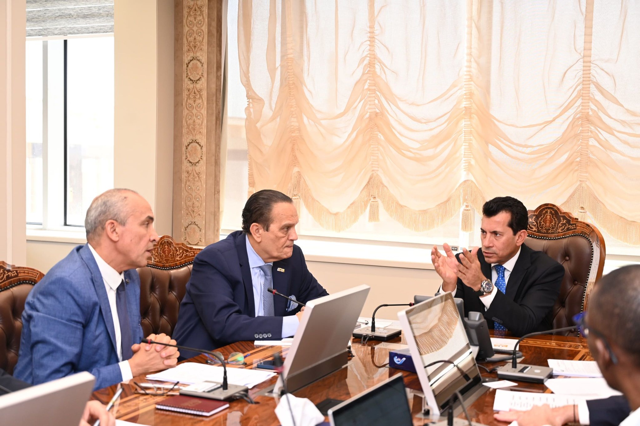 وزير الرياضة يستقبل السكرتير العام للكاف