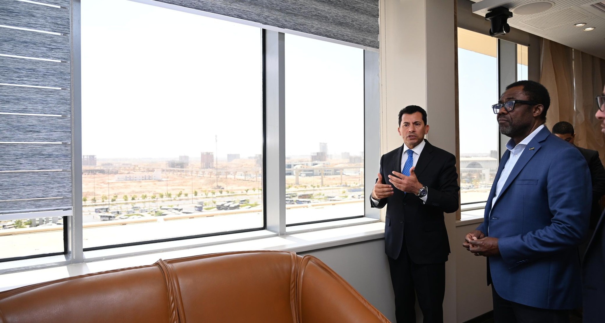 وزير الرياضة يستقبل السكرتير العام للكاف