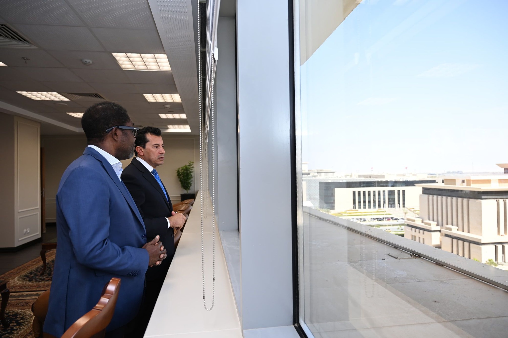 وزير الرياضة يستقبل السكرتير العام للكاف