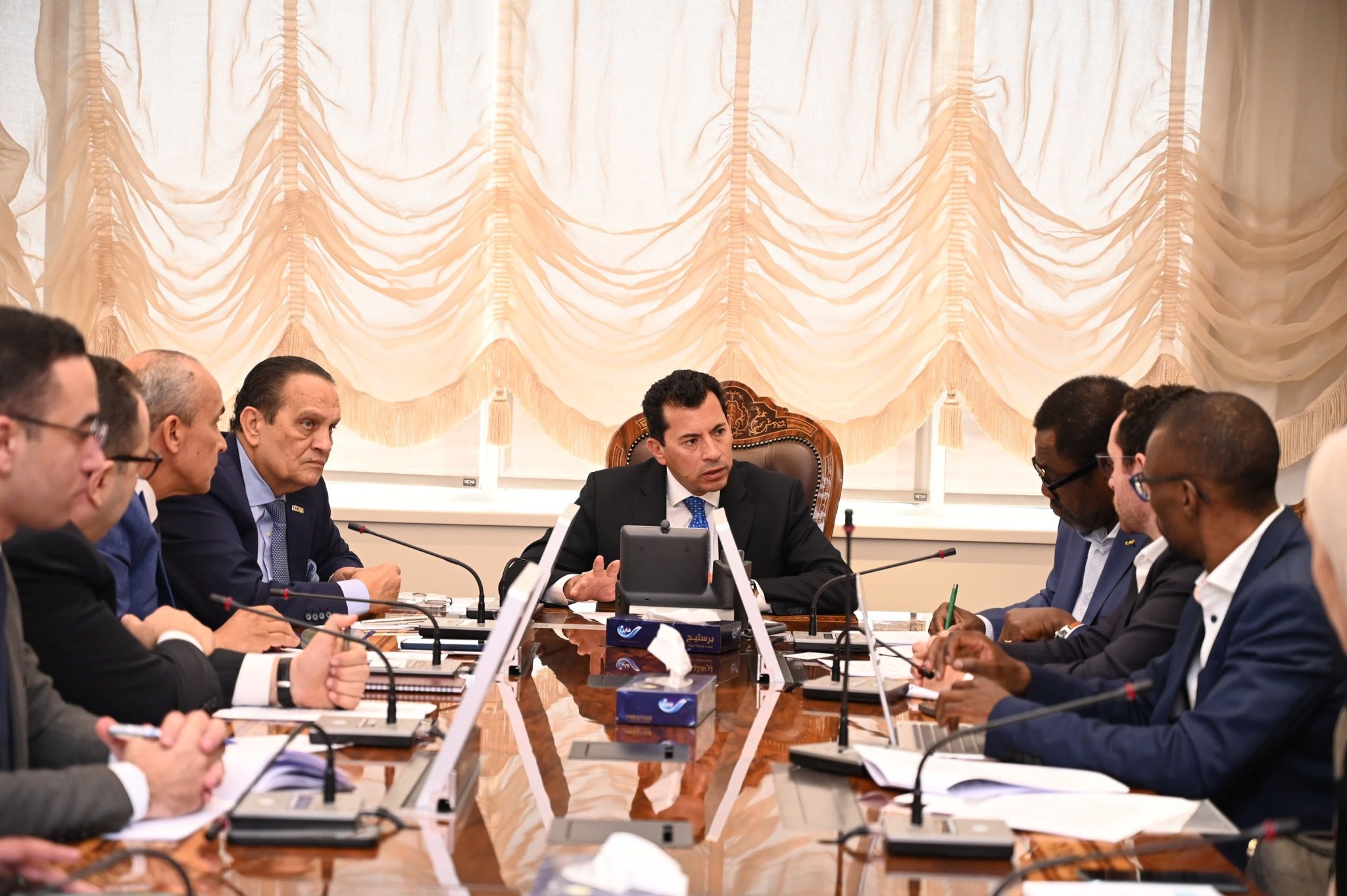 وزير الرياضة يستقبل السكرتير العام للكاف
