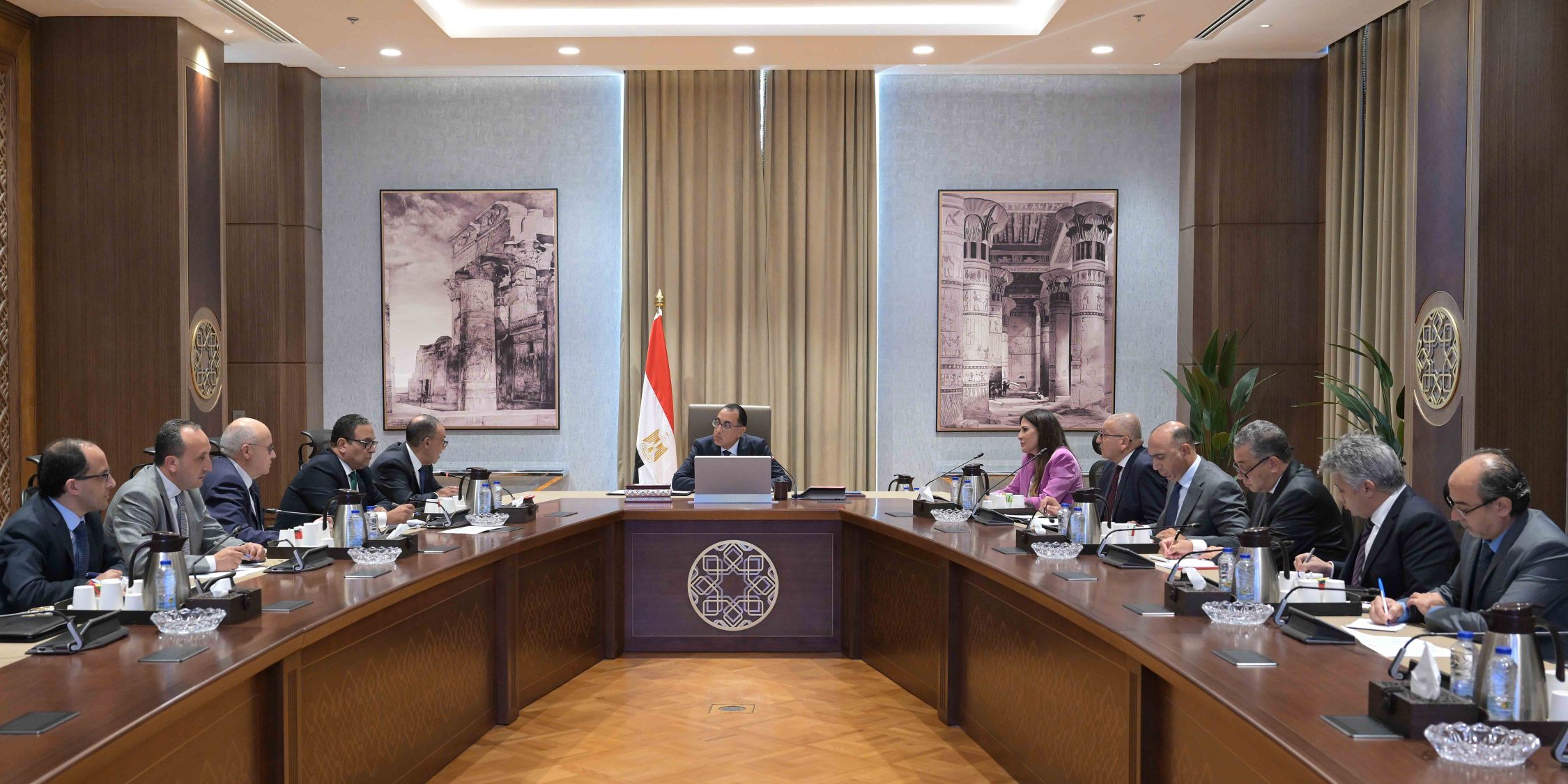 رئيس الوزراء يتابع شئون المصريين بالخارج مع وزير الخارجية