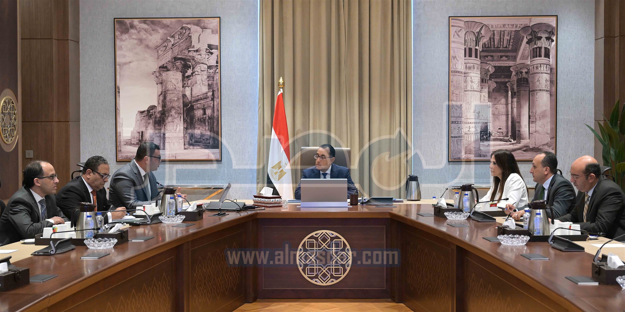 رئيس الوزراء في اجتماع مع وزير الإسكان