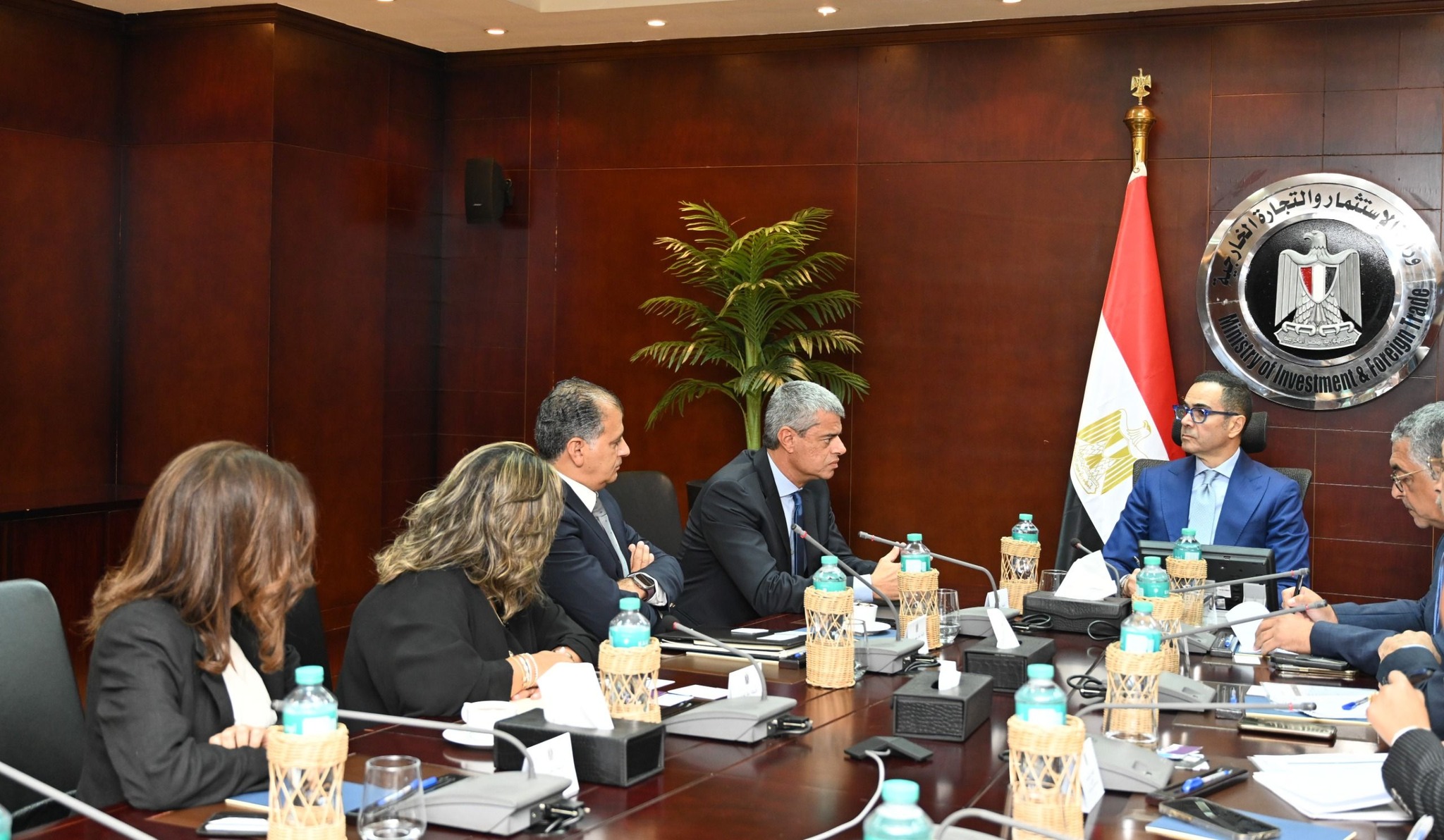 وزير الاستثمار يبحث مع وفد شركة الظاهرة الزراعية الإماراتية