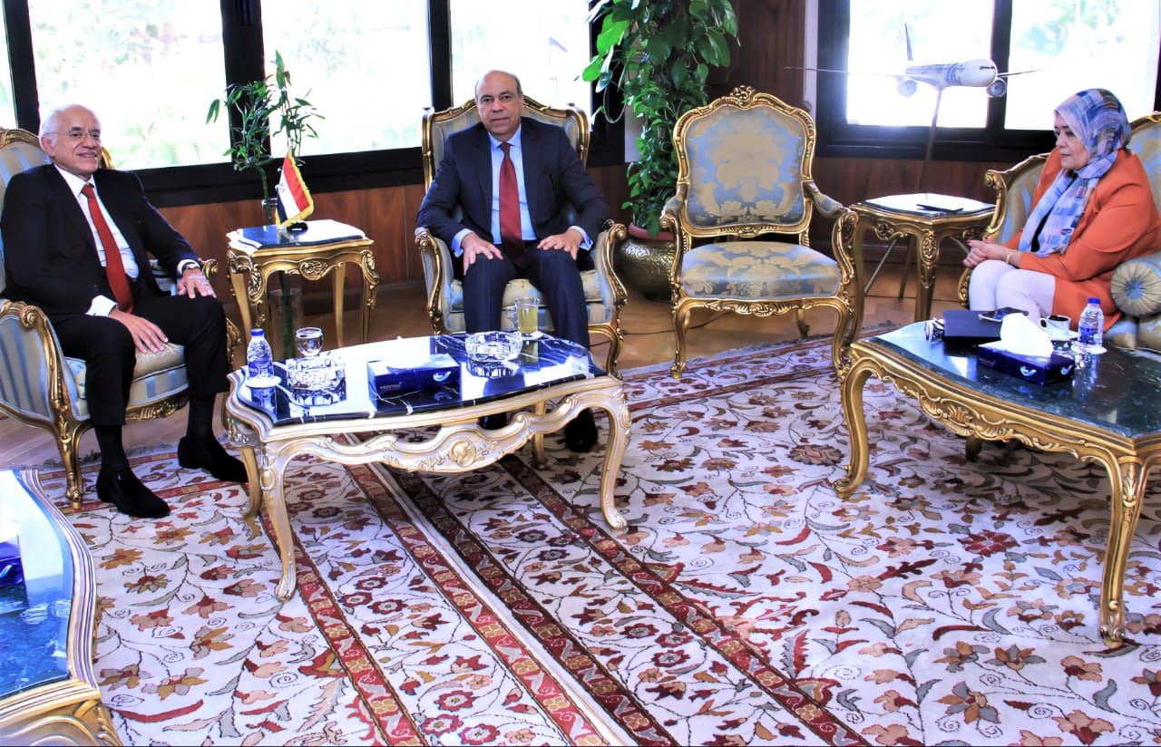 وزير الطيران يلتقي رئيس مجموعة كوبيلوزوس اليونانية