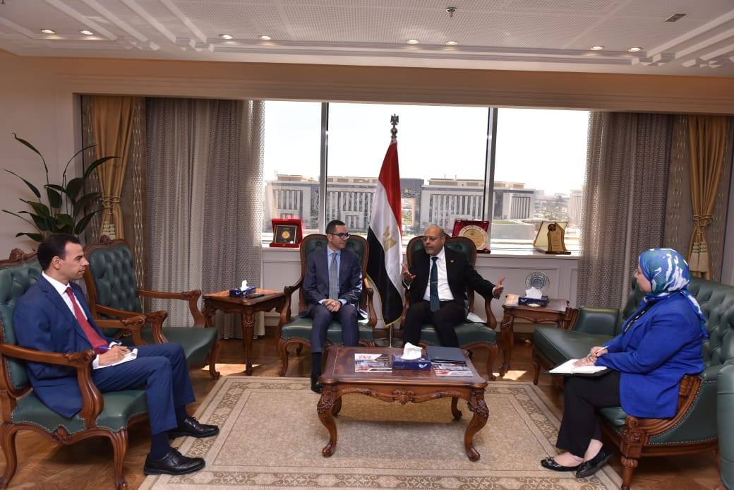 وزير العمل يبحث مع وزير الاستثمار سبل التعاون المشترك