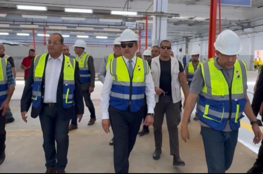وزير قطاع الأعمال يتفقد مشروعات التطوير بشركة النصر للسيارات