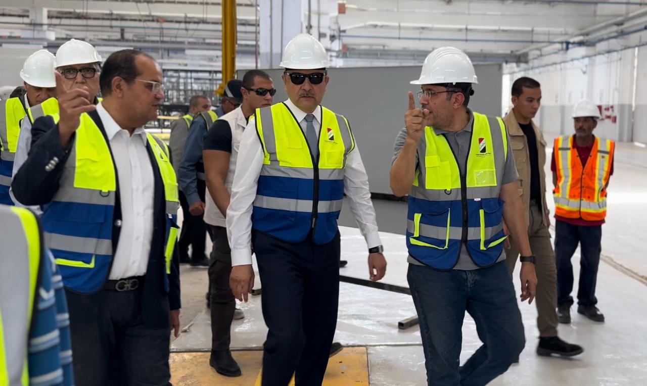 وزير قطاع الأعمال يتفقد مشروعات التطوير بشركة النصر للسيارات