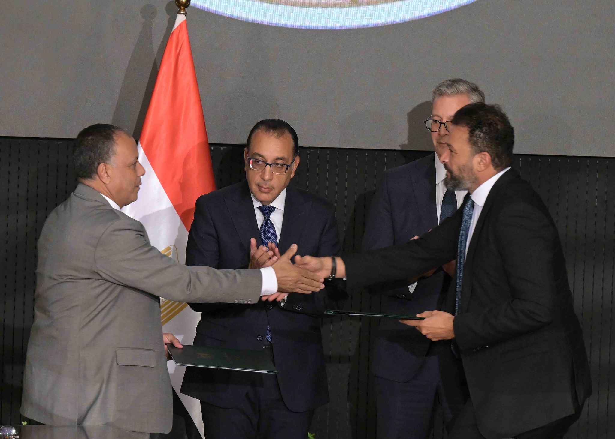 4 مذكرات تفاهم لزيادة أنشطة استكشاف وإنتاج حقول البترول