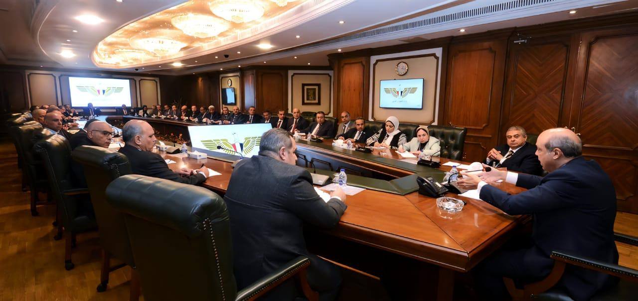 وزير الطيران في اجتماع مع مديرى المطارات المصرية