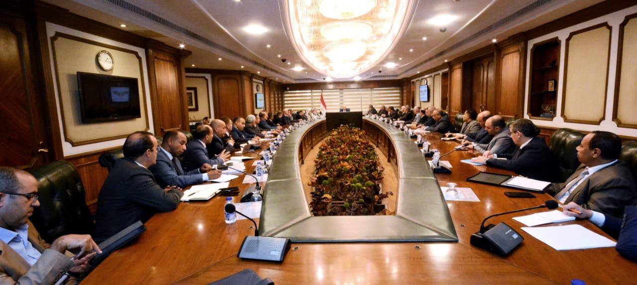 وزير الطيران في اجتماع مع مديرى المطارات المصرية