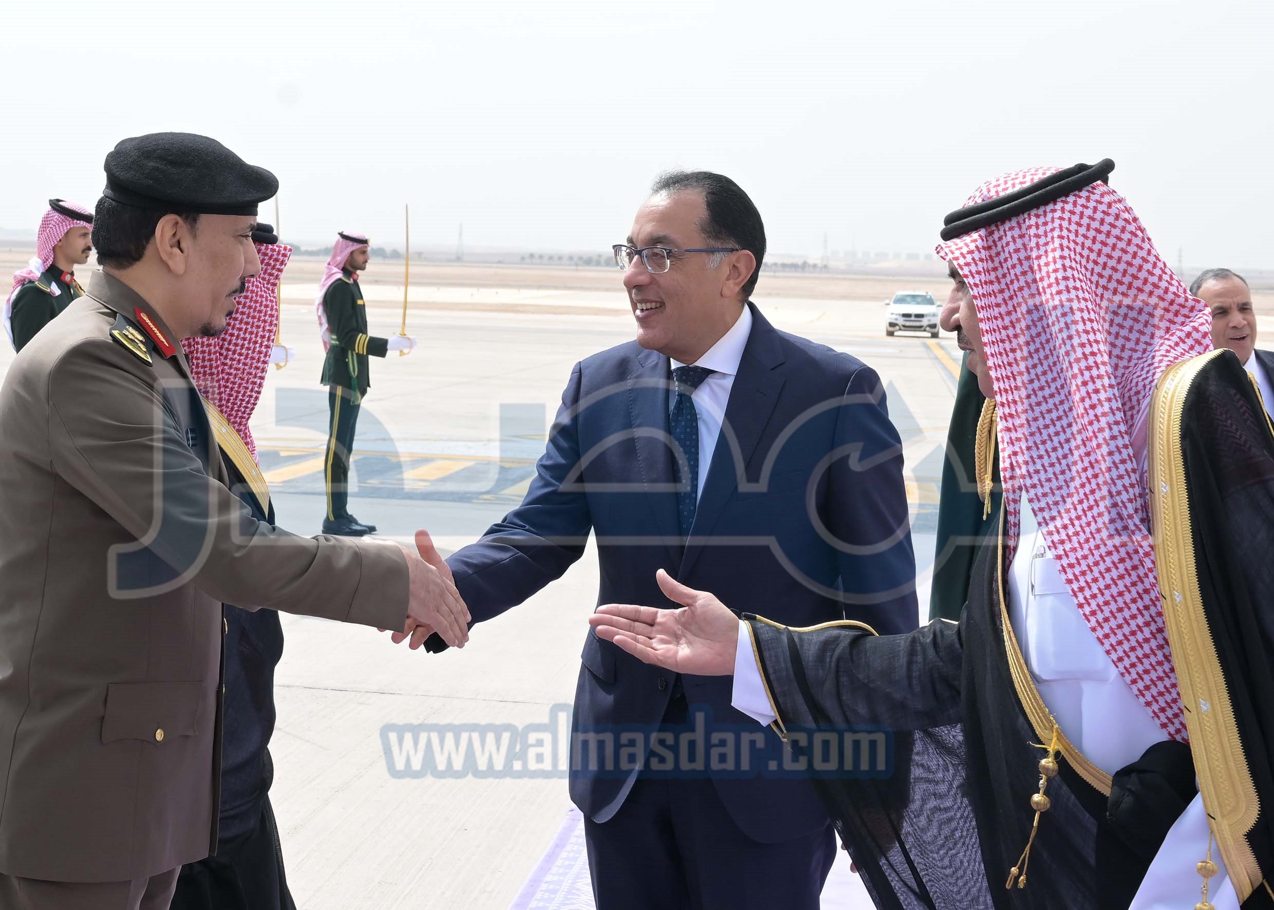 رئيس الوزراء يغادر إلى الرياض