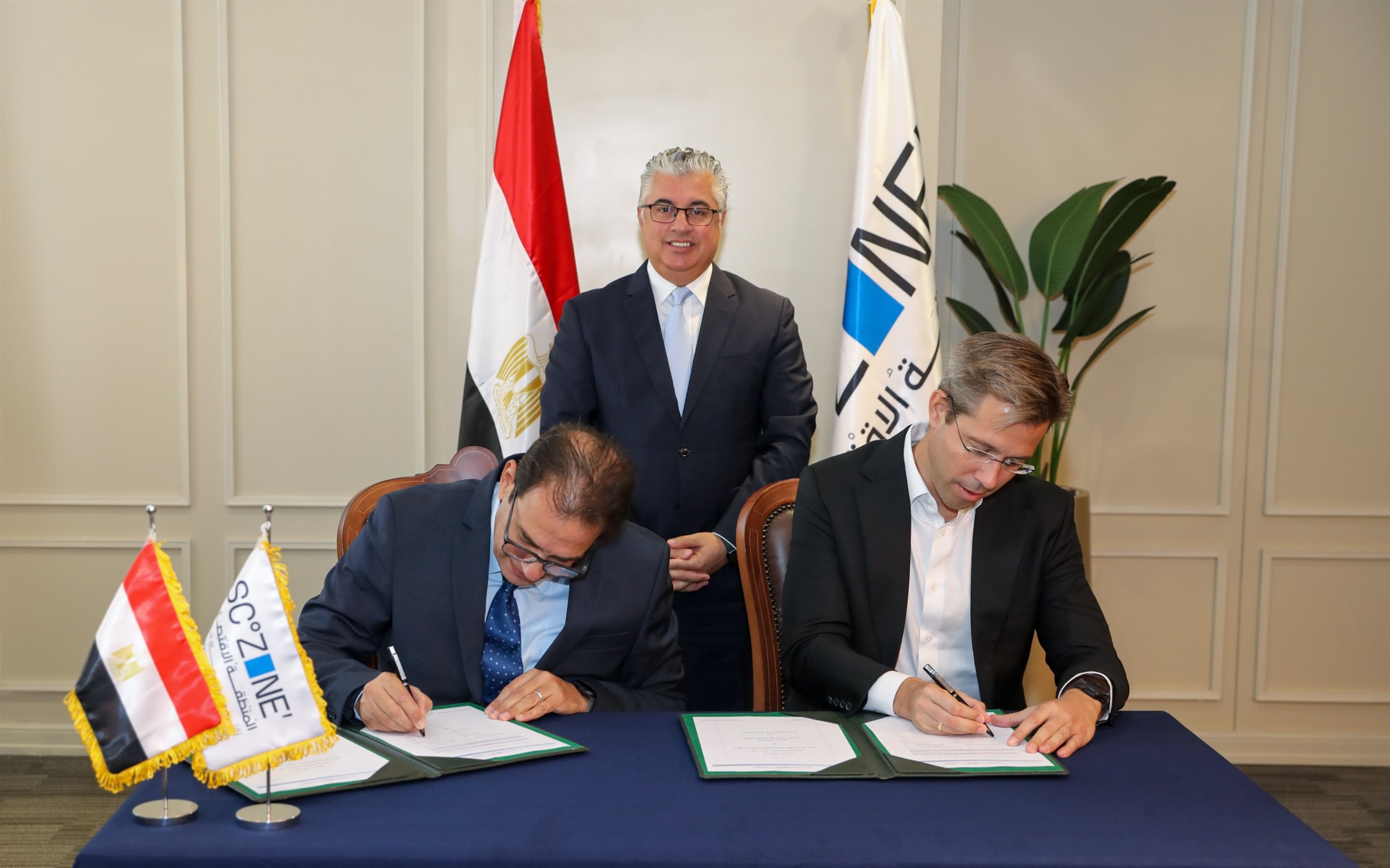 توقيع عقد مشروع شركة بيرل لإنتاج البولي يوريثان بالسخنة