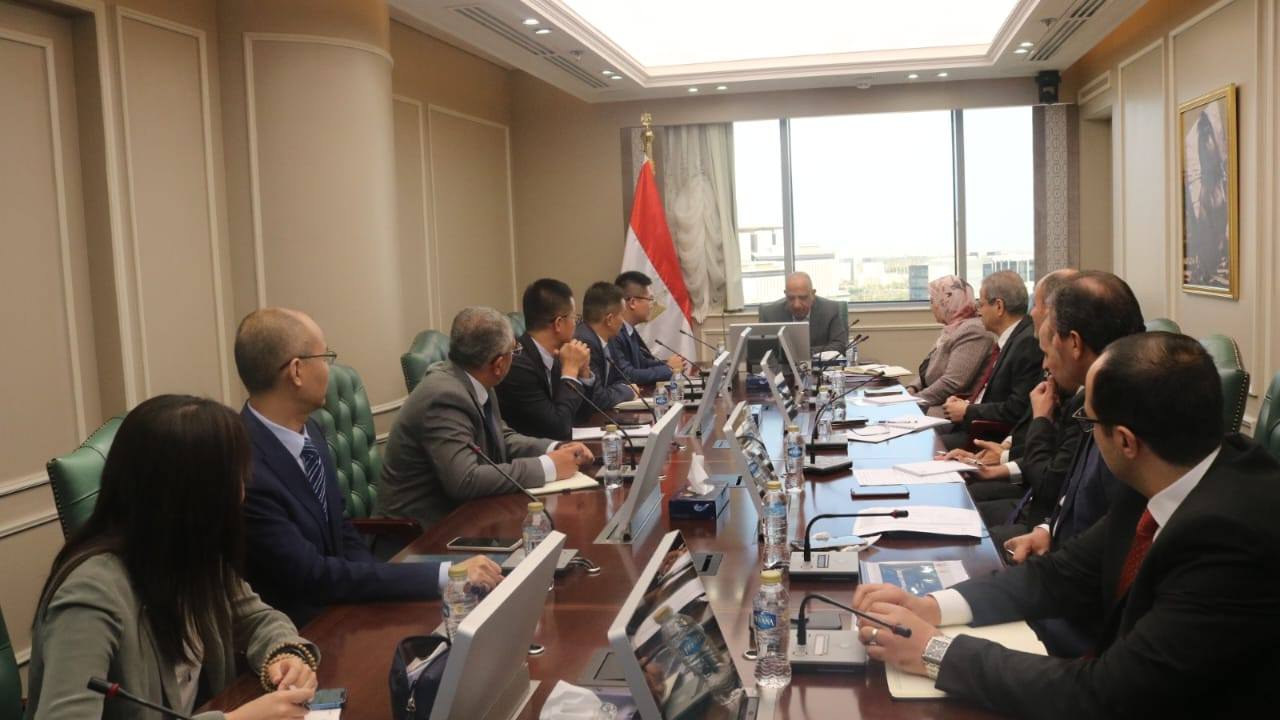 وزير الكهرياء في اجتماع مع شركة هواوي الصينية