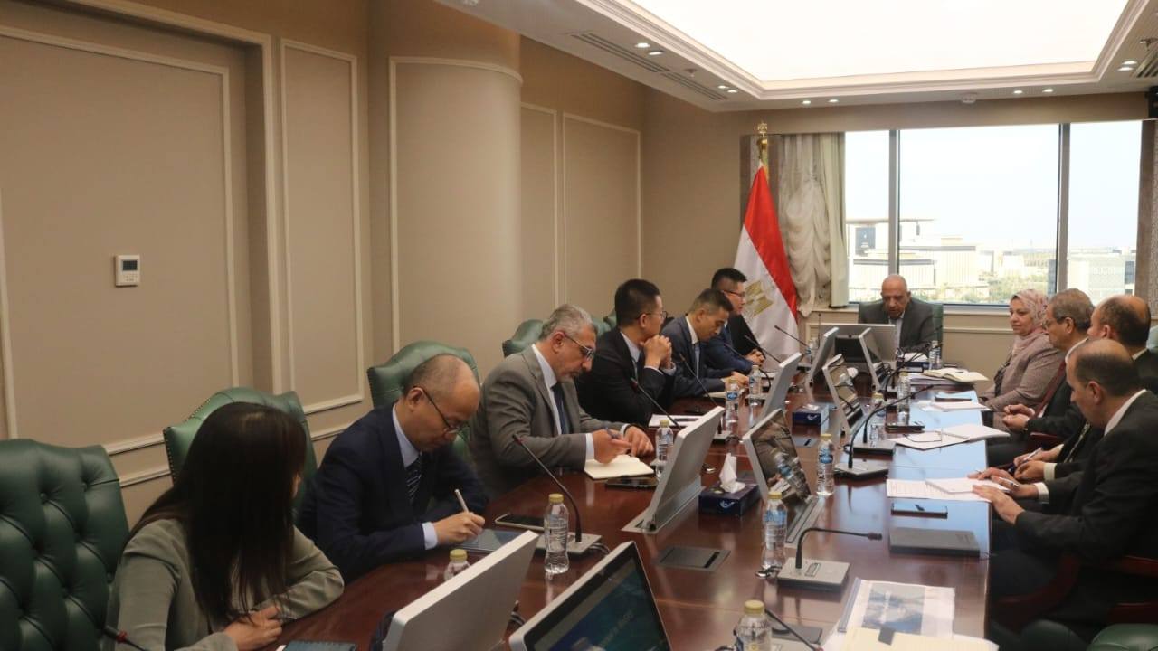 وزير الكهرياء في اجتماع مع شركة هواوي الصينية