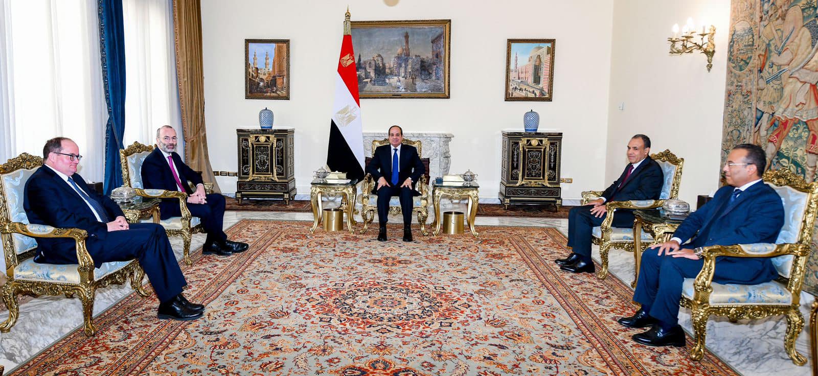 الرئيس السيسي يلتقي رئيس مجموعة حزب الشعب الأوروبي
