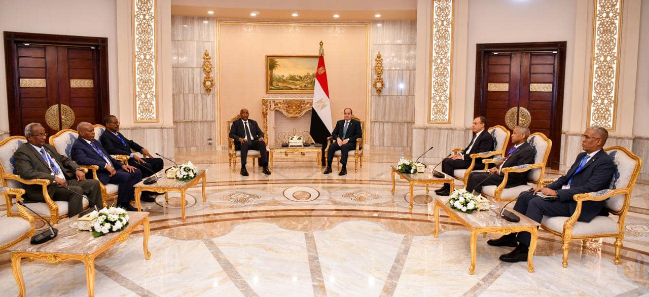 السيسي مع رئيس مجلس السيادة السوداني على هامش أعمال الدورة الثانية عشر للمؤتمر الحضري العالمي