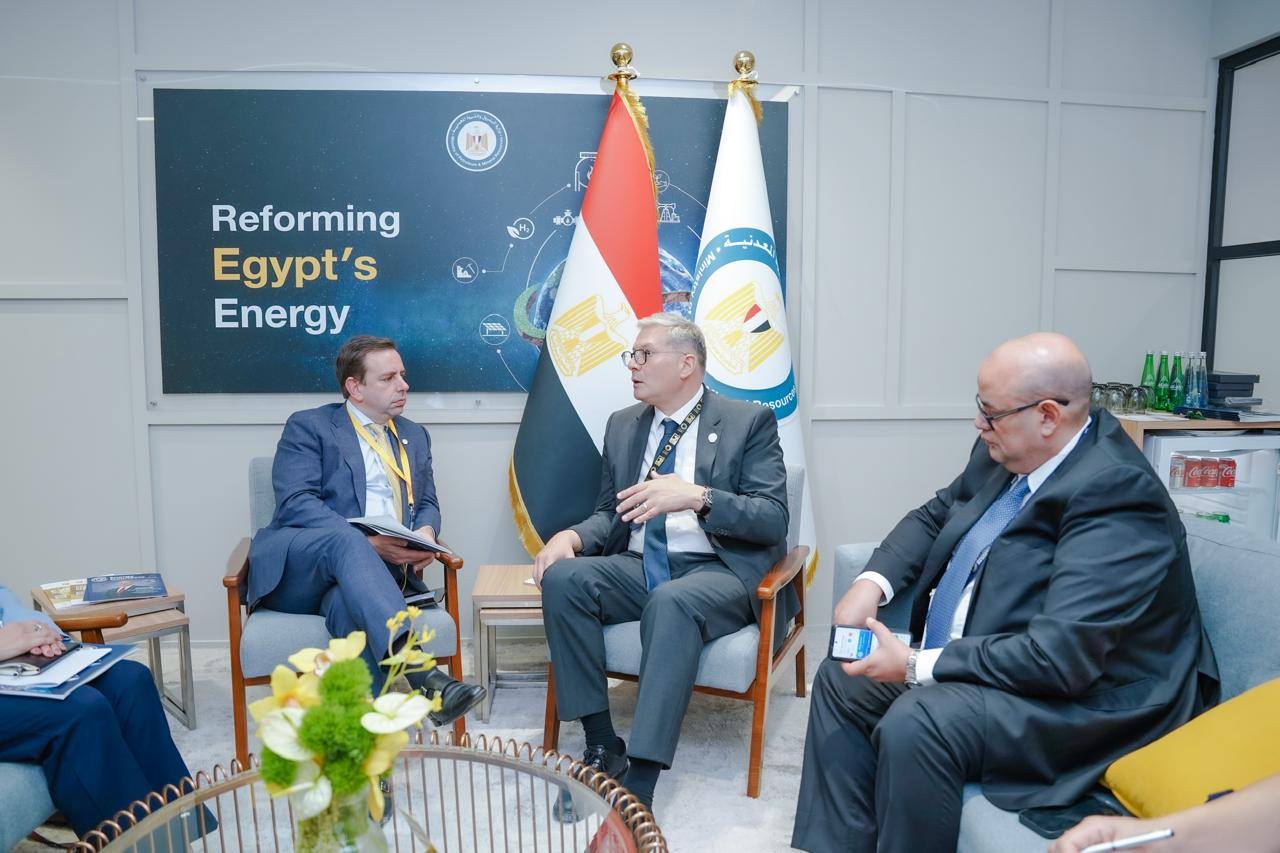 وزير البترول مع نائب الرئيس التنفيذي للغاز الطبيعي المسال بشركة شل