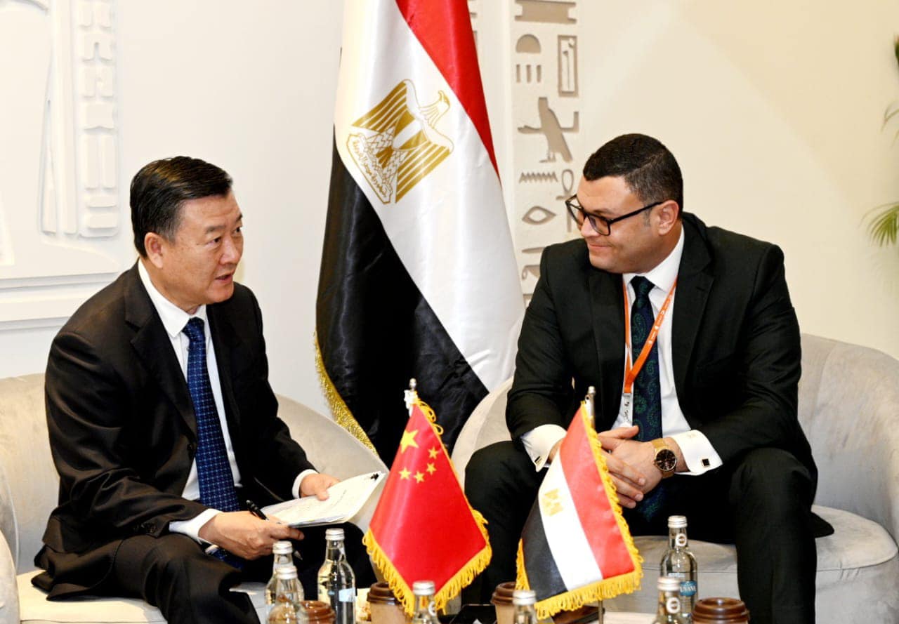 وزير الإسكان في اجتماع مع نظيره الصيني