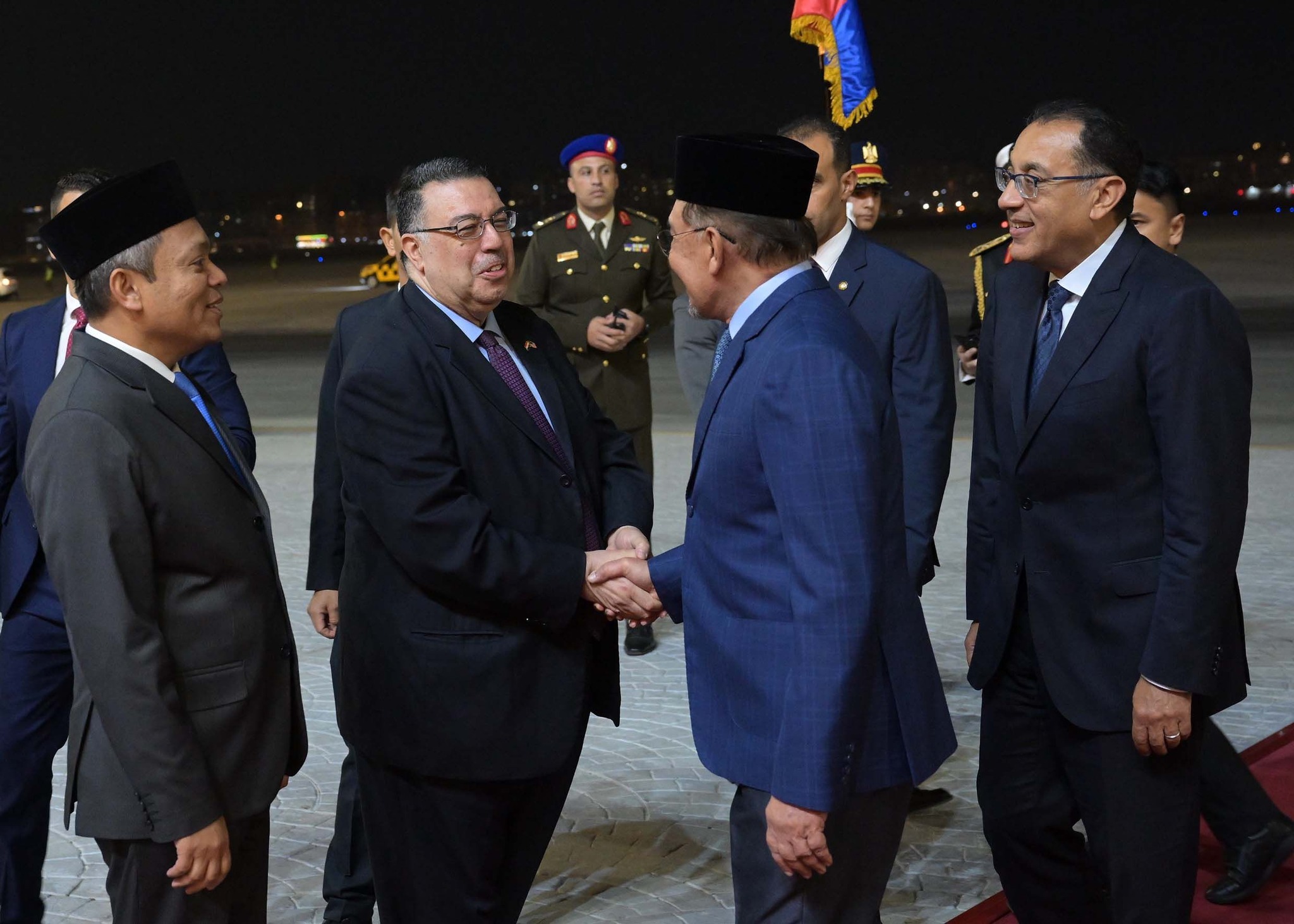 رئيس الوزراء يستقبل رئيس وزراء ماليزيا بمطار القاهرة