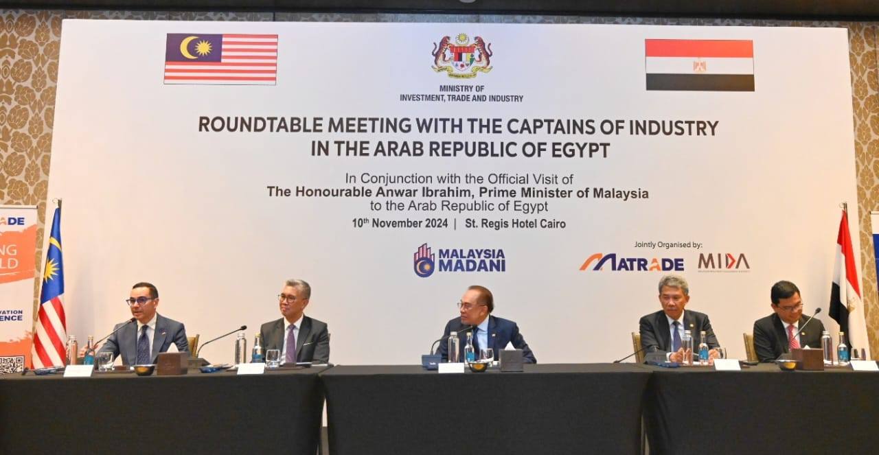 الخطيب يشارك في اجتماع مائدة مستديرة بين مصر وماليزيا