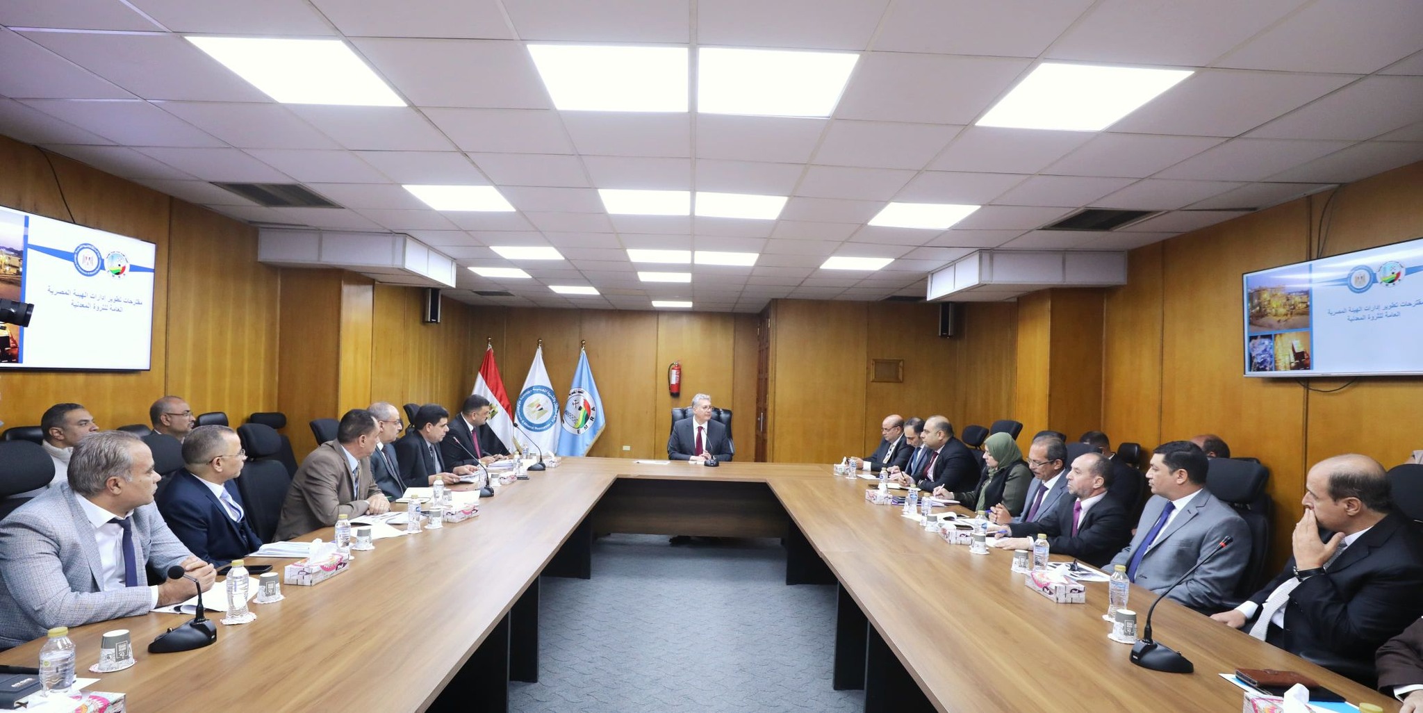 اجتماع وزير البترول مع القيادات التنفيذية بالهيئة المصرية العامة للثروة المعدنية