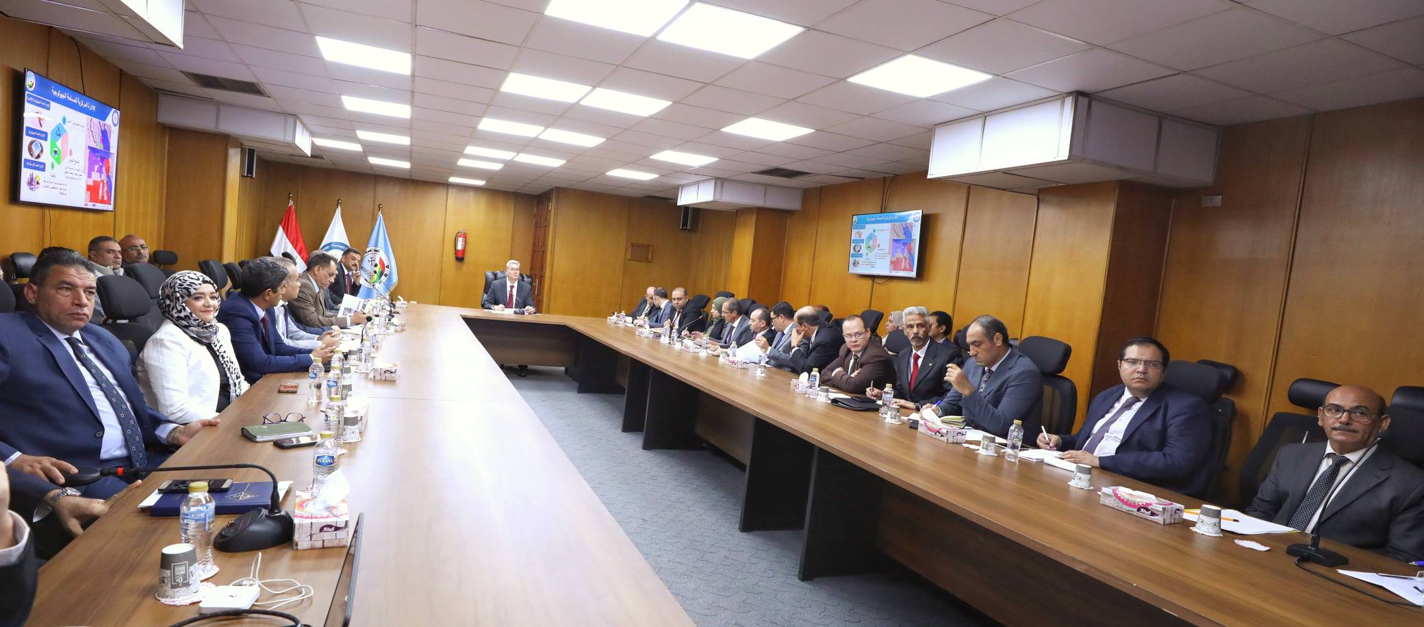 اجتماع وزير البترول مع القيادات التنفيذية بالهيئة المصرية العامة للثروة المعدنية