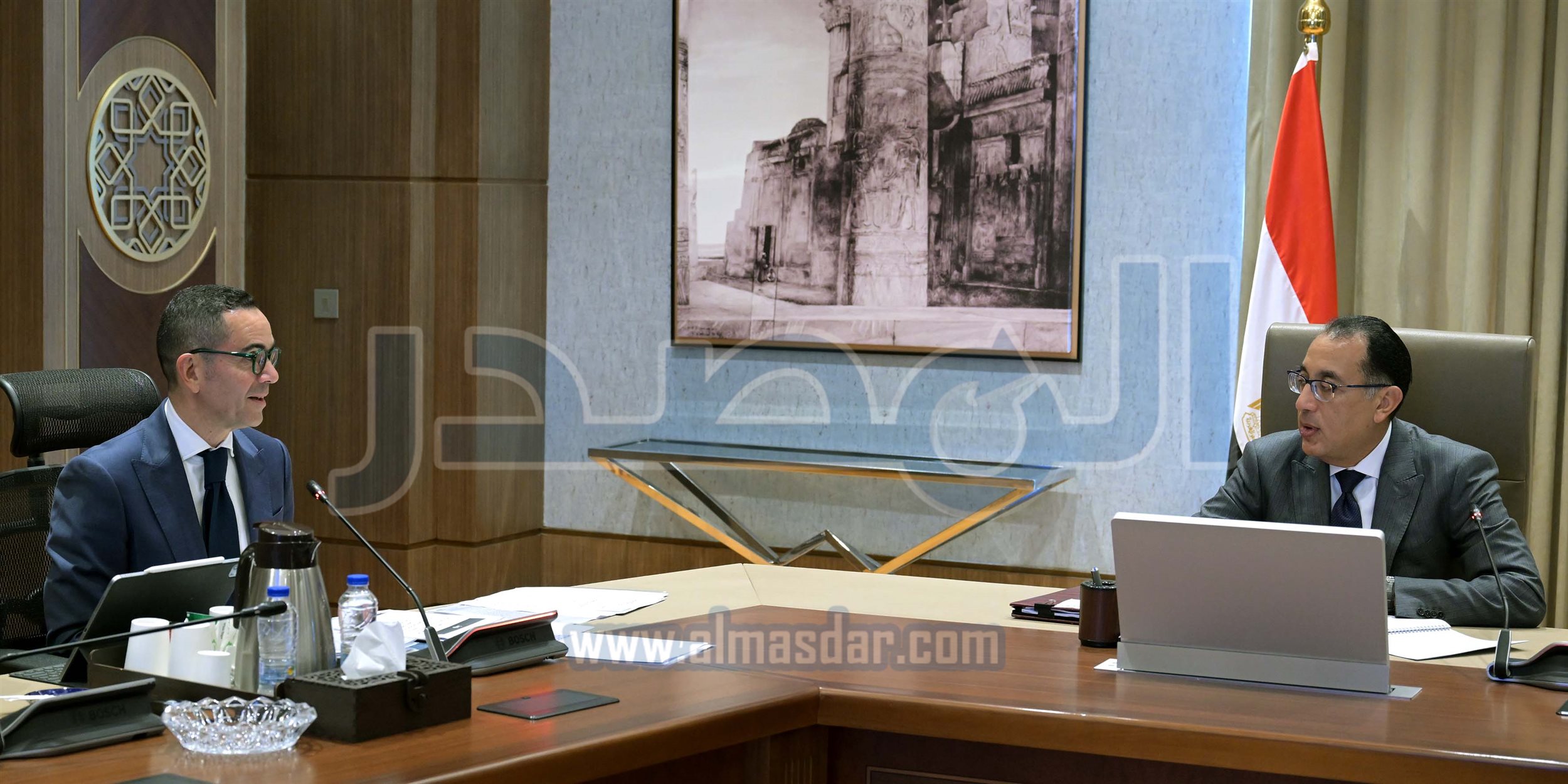 رئيس الوزراء مع وزير الاستثمار
