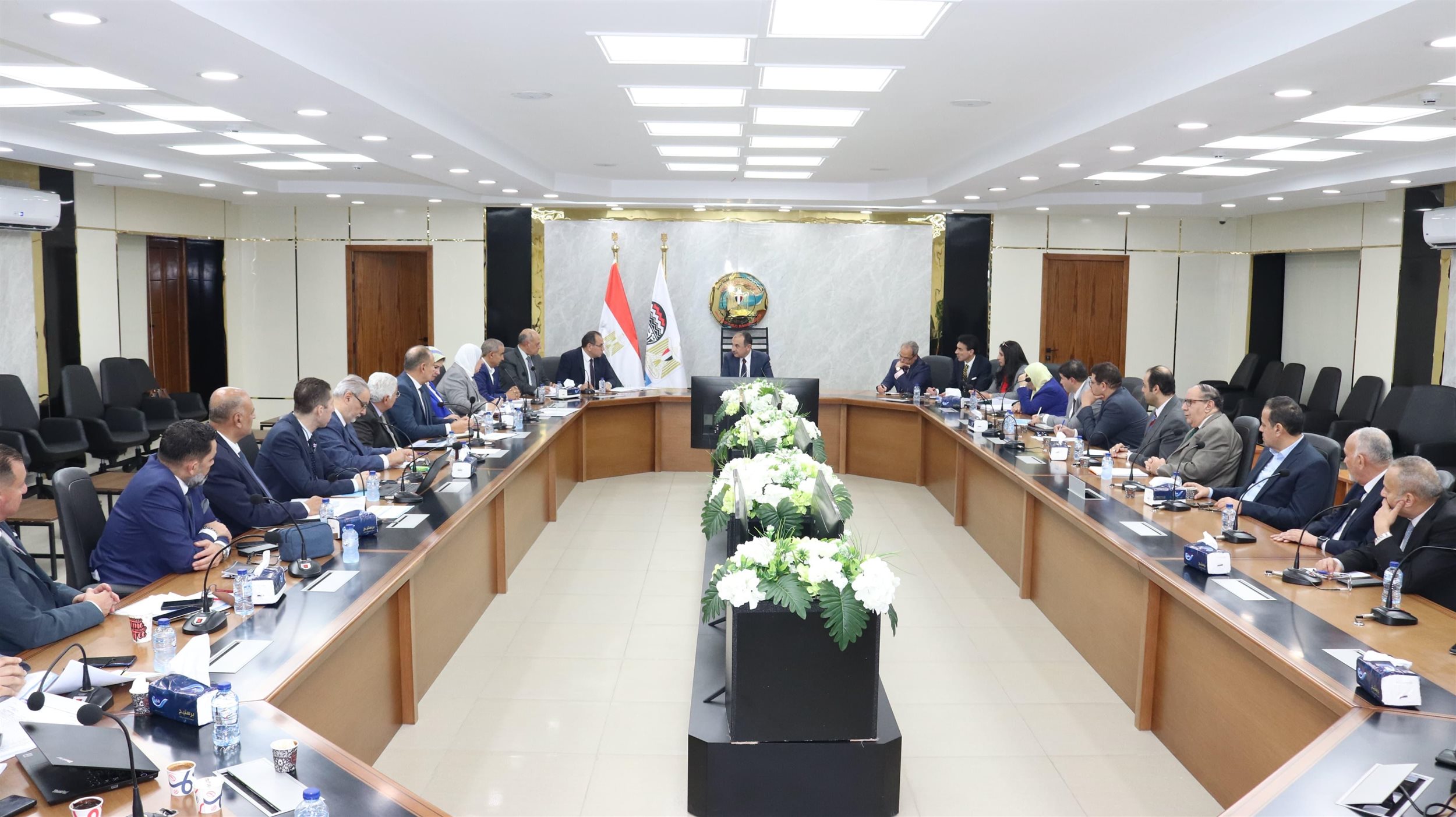 عصمت يجتمع مع رؤساء الشركات التابعة للوزارة العاملة
