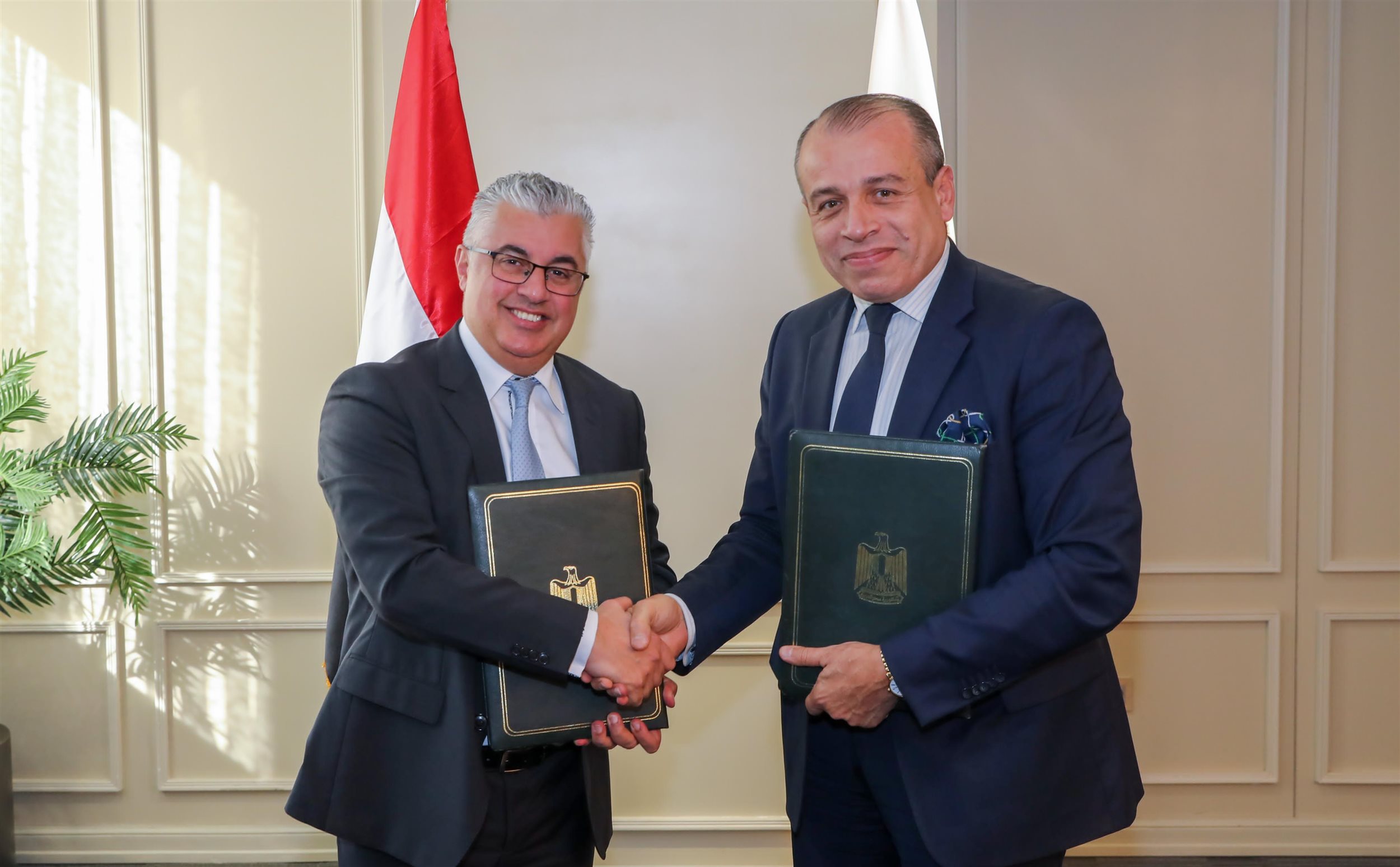 اقتصادية قناة السويس توقع بروتوكول مع التمثيل التجاري المصري