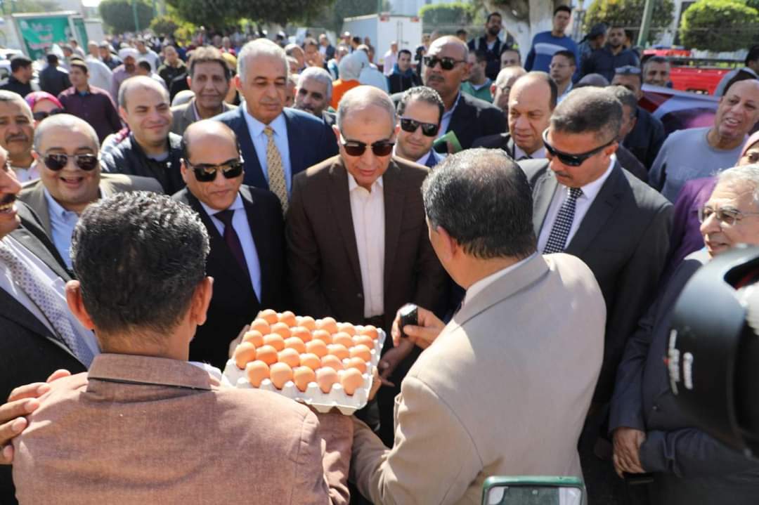 منافذ متحركة لبيع منتجاتها بأسعار مخفضة بمحافظة المنيا