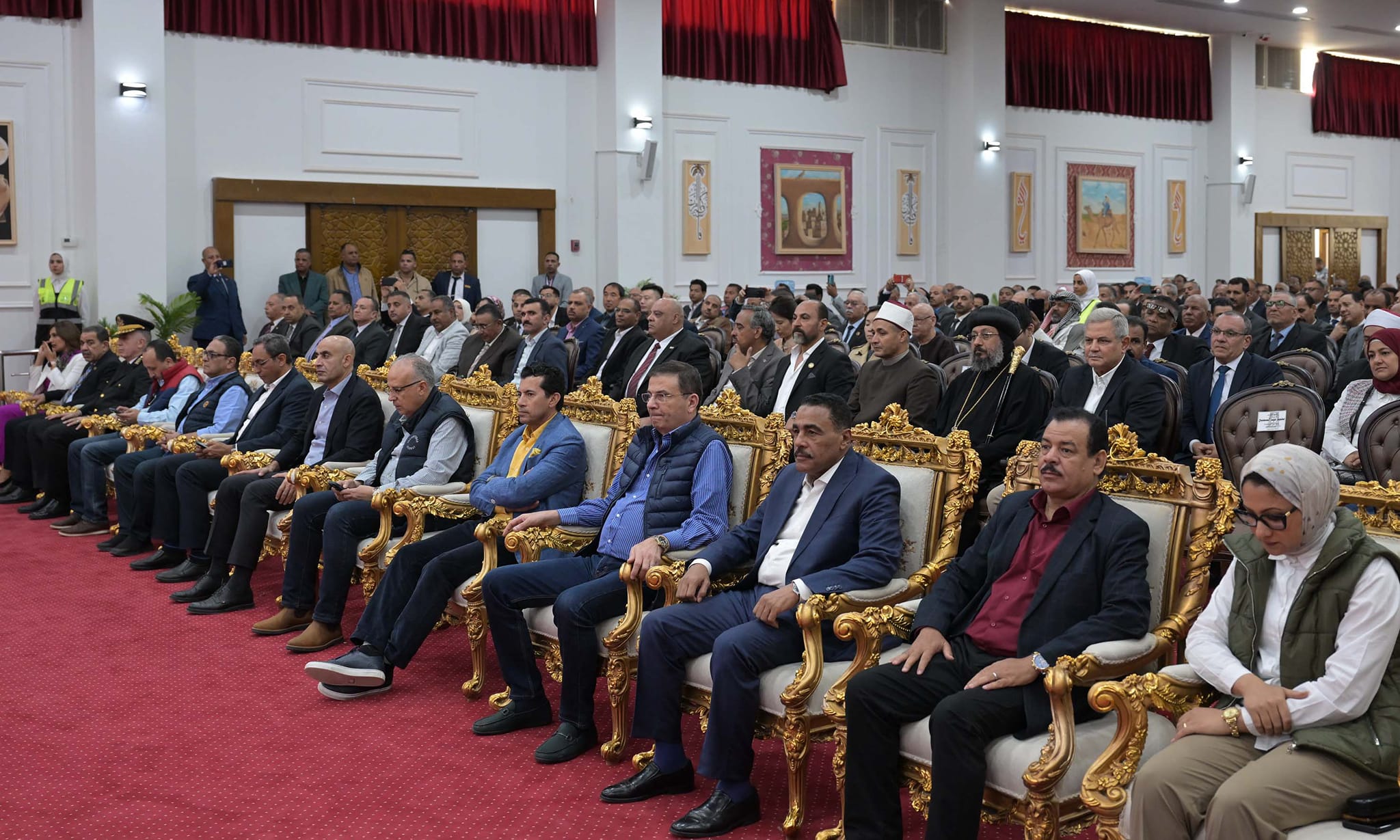 مدبولي يلتقي نواب البرلمان والعمداء والمشايخ بالوادي الجديد
