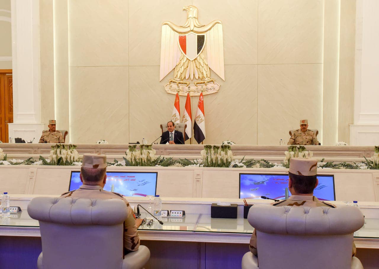 الرئيس السيسي يجتمع مع قادة القوات المسلحة