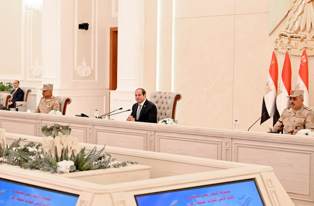 الرئيس السيسي يجتمع مع قادة القوات المسلحة