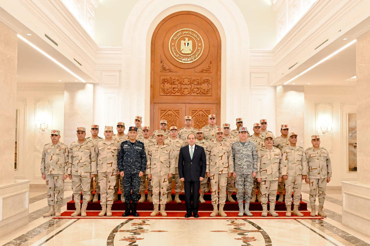 الرئيس السيسي يجتمع مع قادة القوات المسلحة
