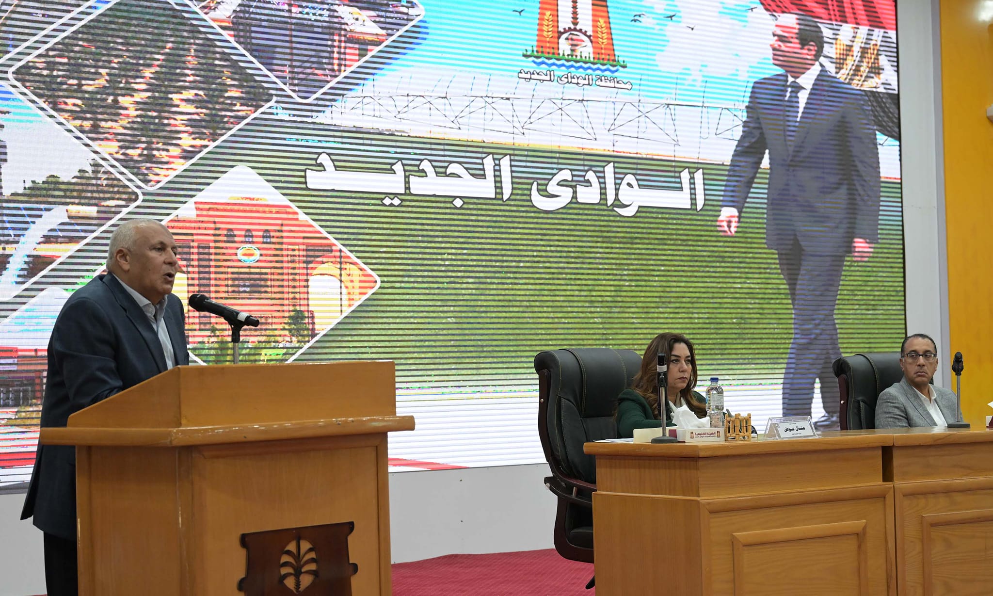 مدبولي يلتقي نواب البرلمان والعمداء والمشايخ بالوادي الجديد